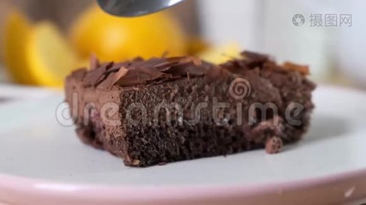 桌上有勺子的巧克力美味蛋糕，特写视频