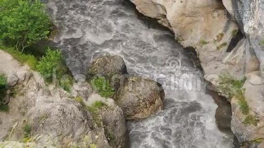 美丽的自然激流的暴风山河。 山洪泥质河。 湍河快速水流视频