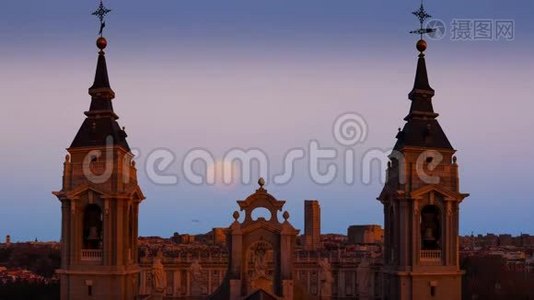 马德里Almudena大教堂塔楼的美丽景色。 西班牙。视频
