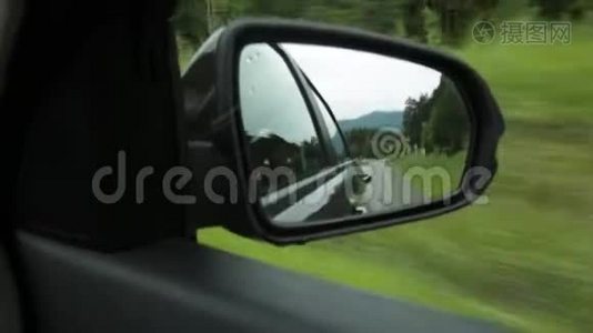 侧镜，夏日乡村公路的倒影视频