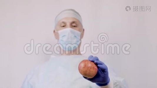 医生指着一个苹果。 这个手势表明，这些是最好的天然维生素健康。视频