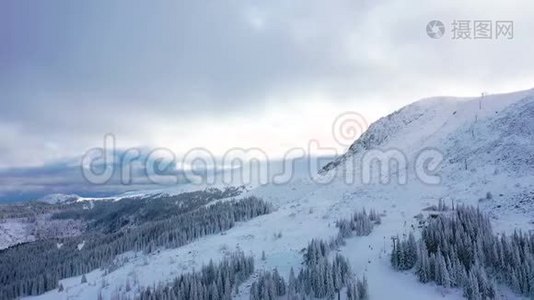 穿越冬季景观的空中景观，平滑的无人机镜头。视频