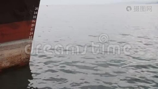 在海港有水印和深度标记的船视频