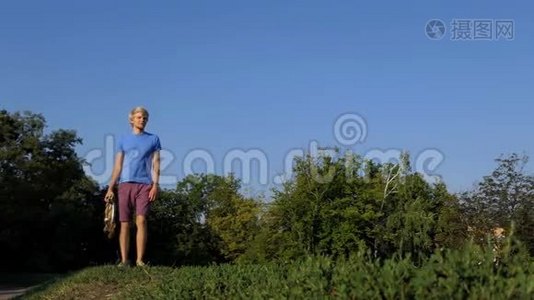 夏天，年轻人带着很多奖牌在湖岸散步视频