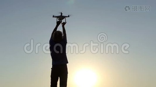 快乐的人在基辅发现了一架无人机在他身上飞过视频