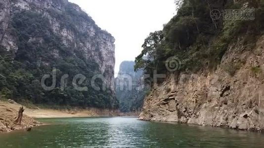 在美丽的河流中漂流，两边都有山视频