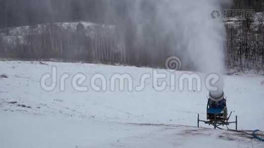 人工用雪炮制雪.视频