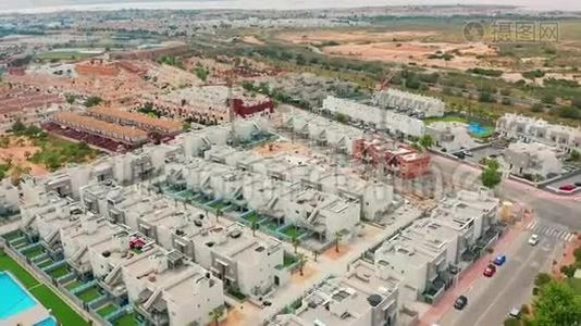 空中观景。 一个有新建筑的建筑区。 西班牙，科斯塔布兰卡，阿利坎特，托雷维亚。视频