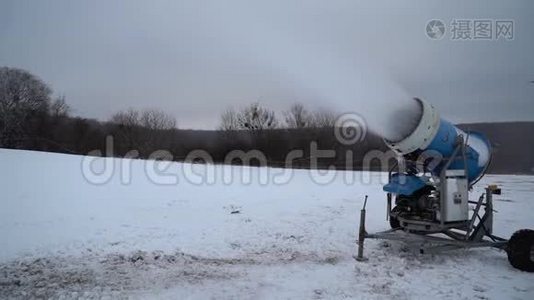 人工用雪炮制雪.视频