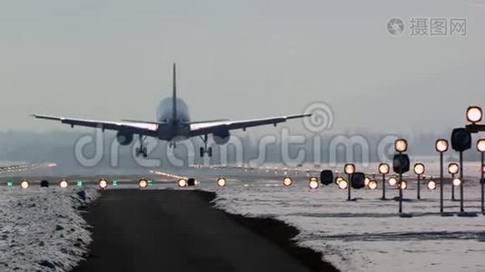 冬季在奥地利萨尔茨堡萨尔茨堡萨尔茨堡机场降落视频