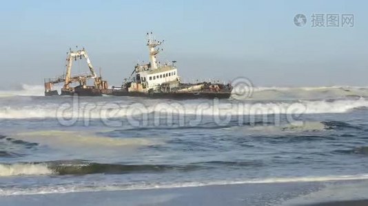 在纳米比亚海岸线上搁浅的破海船沉没视频