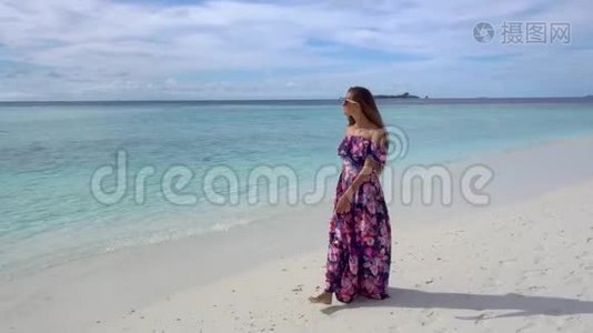 马尔代夫海边的快乐女人视频