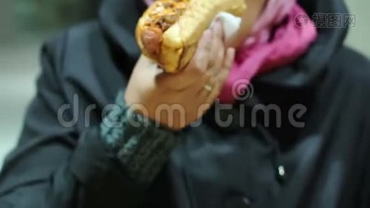 胖女人喜欢吃油腻的热狗，患有饮食失调症，体重增加视频