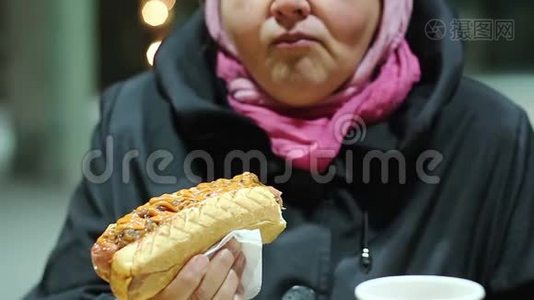 中年妇女吃廉价的街头小吃，沉迷于高热量的垃圾食品视频