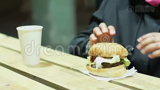 在快餐店吃饭的胖女人，不健康的营养有害健康视频