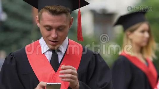 年轻人读短信，成功的毕业生获得了良好的职业机会视频