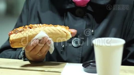 超重妇女在街头小吃店吃油腻的热狗，暴饮暴食视频