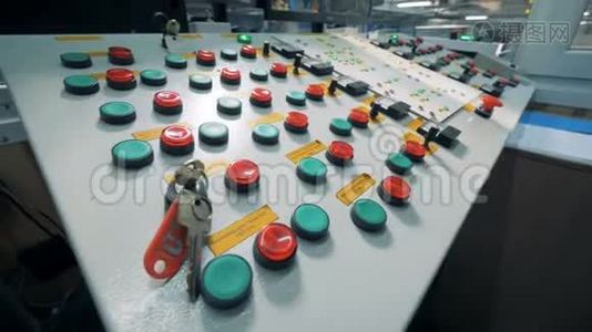 控制室的仪表板。 带有按钮的特殊板在工厂的控制室里。视频