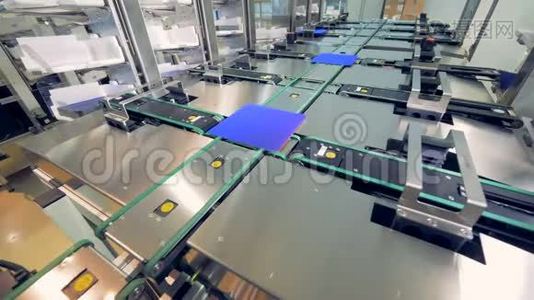 工厂生产太阳能电池板。 太阳能元素的分布..视频