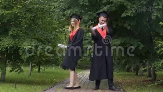 有趣的毕业生毕业后穿着学术礼服跳舞和鬼混视频