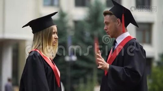 两个在壁炉里的年轻人在毕业典礼前在户外交流视频