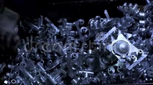 工厂工人堆放大量新制造的金属零件视频