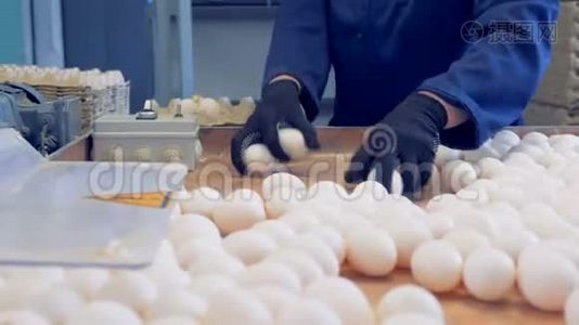 鸡蛋包装过程，收口..视频