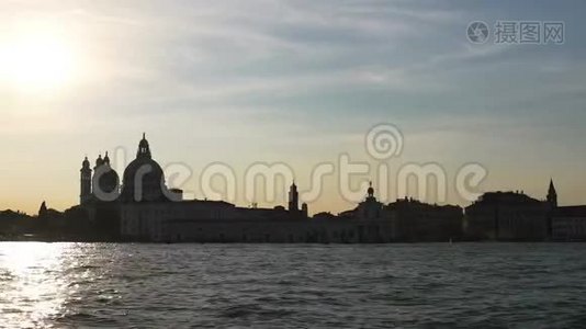 威尼斯的历史建筑，旅游景点，水上旅行，从船上观看视频
