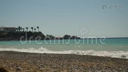 海浪拍打着一片空旷的海滩，形成了海洋泡沫。 塞浦路斯海岸夏日。视频