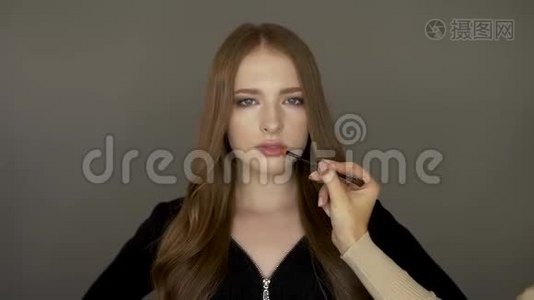 模特女孩在镜头前化妆视频