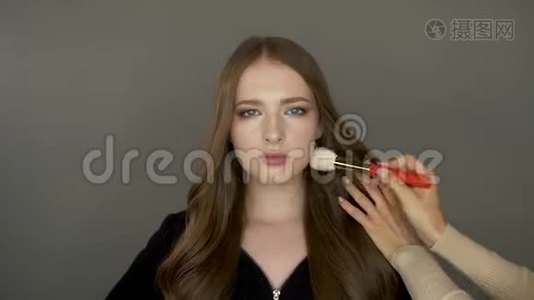 模特女孩在镜头前化妆视频
