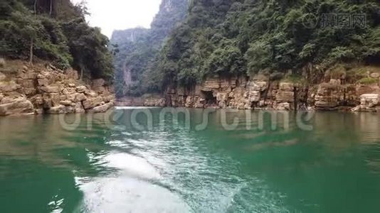 在美丽的河流中漂流，两边都有山视频