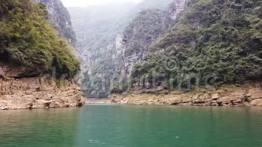 在美丽的河流中漂流，两边都有山视频