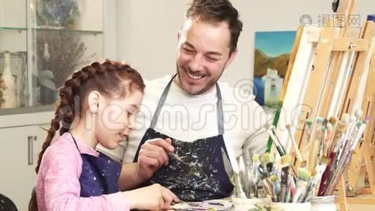 父亲和女儿一起在艺术工作室享受绘画乐趣视频