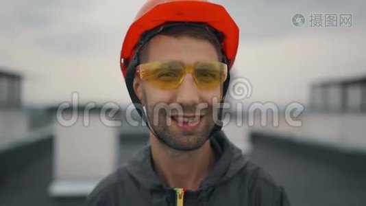 建筑工地上戴着安全帽的幸福自信的建筑工人的画像，对着镜头微笑视频