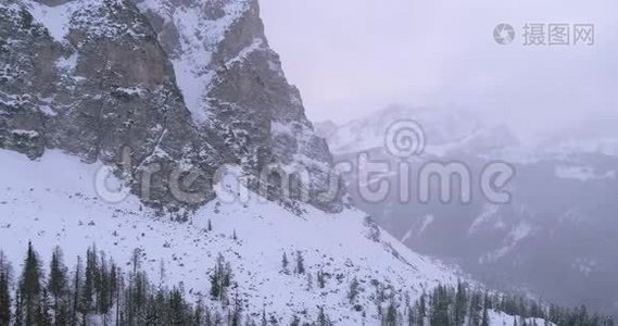 带雪山的林间空中。 多云坏阴多雾天气.. 意大利冬季白云石视频
