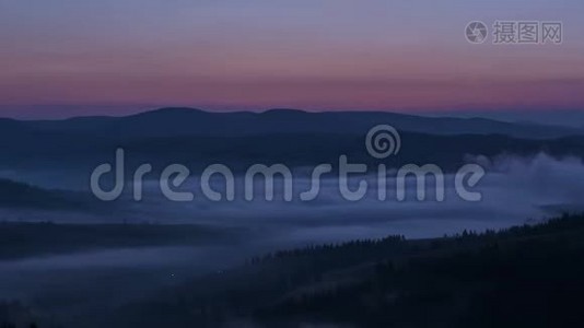早上在喀尔巴阡山。 山脉中间的动态雾气视频