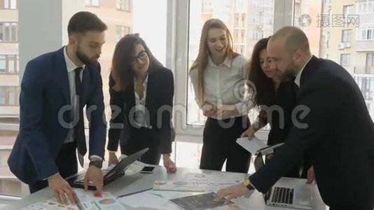办公室工作人员，公司的一个年轻团队，两个男人和三个女人讨论为开发的安装文件视频