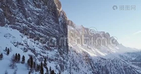 沿着雪高山陡峭的岩石悬崖山谷前进。 晴天，晴空万里.. 意大利阿尔卑斯山冬季白云石视频