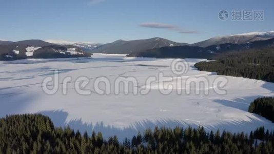 高山冰湖上空的航拍镜头视频