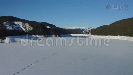 高山冰湖上空的航拍镜头视频