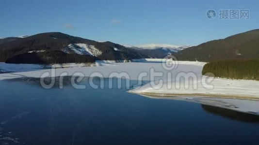 高山冰湖上空的航拍镜头视频