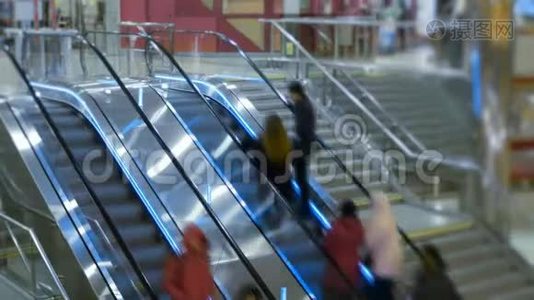 现代购物中心市场或商场内自动扶梯上的人的时间视频