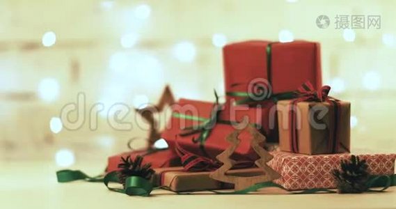 在闪灯背景上包装的圣诞礼物和装饰品视频