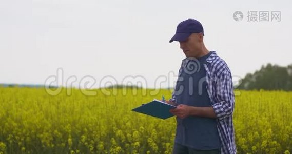 农民在油菜地做笔记视频