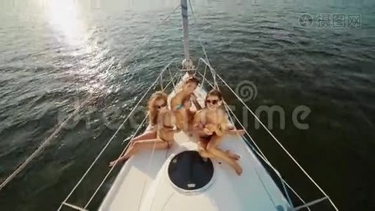 女孩们在游艇上享受假期。视频