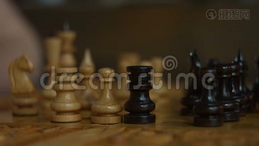 在国际象棋比赛中捕获白色棋子的黑车视频