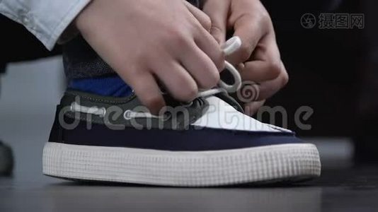 学校男生系鞋带，时髦的青少年运动鞋，舒适的鞋子视频