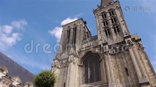法国诺曼底的利西尤大教堂正面视频