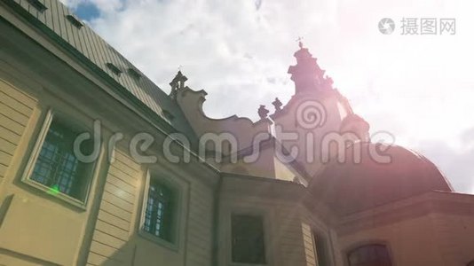 阳光照亮了利沃夫美丽的教堂建筑，祈祷的地方，祝福视频